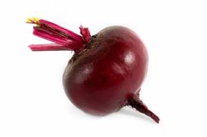 Вся красная свекла на белом фоне