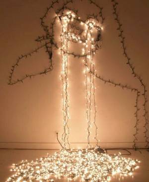 Рисунки из гирлянды на стене