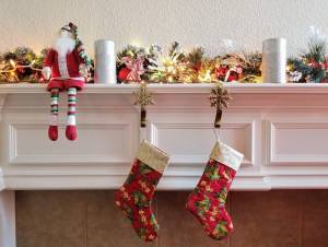 Рождественские носки на камин