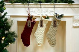 Вязаные носки на камин