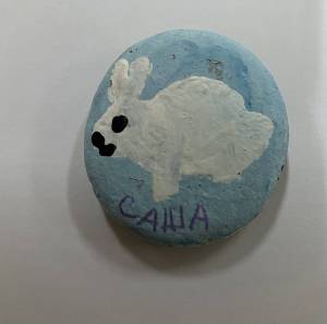 Рисунок гуашью на камне «Снежный Заяц»