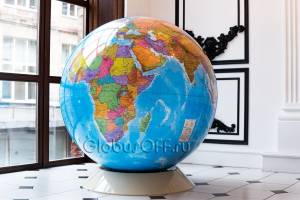 Глобус большого размера с политической картой мира