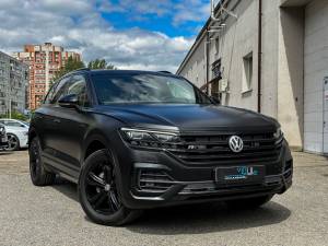 Оклейка кузова Volkswagen Touareg чёрной матовой плёнкой