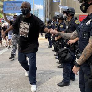 Русская татуировка у полицейского на протестах в США