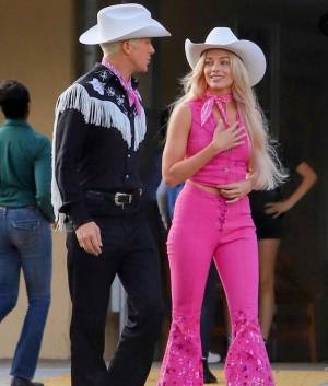 Марго Робби запечатлели в розовом костюме на съемках «Барби»