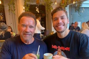 Незаконнорожденный сын Шварценеггера отказался от его фами