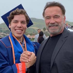 Внебрачный сын Арнольда Шварценеггера поделился детским фото с отцом