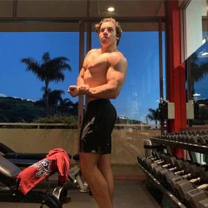 Папина копия! Внебрачный сын Шварценеггера показал гору мышц, повторив знаменитую позу отца