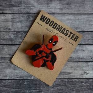 Купите в подарок Значок Дэдпул дерево