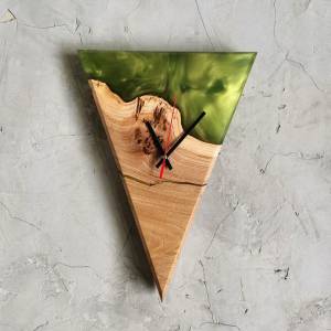 Настенные часы Orologios 04 треугольной формы с зеленой заливкой в