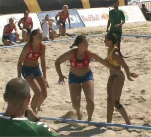 Женская сборная Норвегии по пляжному гандболу оштрафована на 1500 евро за появление на матче в шортах вместо плавок