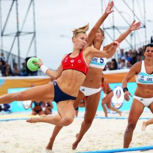 Спортсменок сборной Норвегии застав играть в трусах на чемпионате Европы