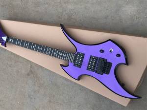 Заводская изготовленная на заказ электрическая гитара необычной формы с фиолетовым корпусом и подставкой из розового дерева, черная фурнитура, предоставление индивидуальных услуг