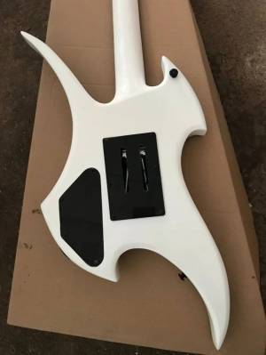 Заводская изготовленная на заказ электрическая гитара необычной формы с белым корпусом и подставкой из розового дерева, черная фурнитура, предоставление индивидуальных услуг