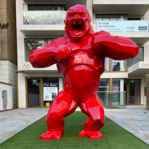 Китай Индивидуальные скульптуры из стекловолокна из мультяшной гориллы из смолы различных форм Производитель и поставщик