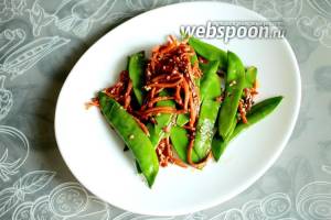 Стручки горошка с морковью