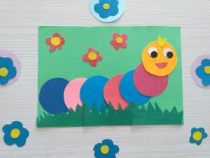 Как сделать гусеницу из цветной бумаги