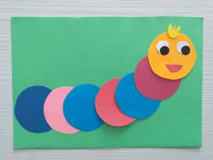 Как сделать гусеницу из цветной бумаги