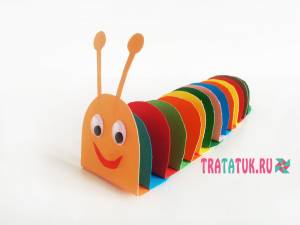 Разноцветная гусеница из бумаги
