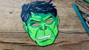 Маска халка из картона и бумаги