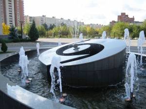 Светодинамический фонтан необычной формы находится на территории клиники Микрохирургия глаза