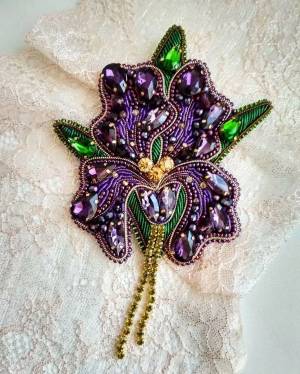 ирис из бисера брошь