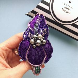 ⠀Брошь Ирис ⠀ ⠀⠀⠀⠀⠀⠀ ⠀Выполнена из чешского бисера, французских пайеток, японского стекляруса Toho, бусин гематита, шёлковой н…