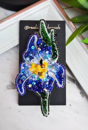 Вышитая брошь Ирис