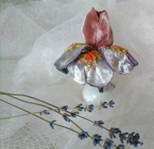 Брошь из бархата Ирис