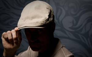 Какие формы кепок подходят для треугольного лица