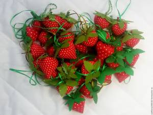 Поделка клубника