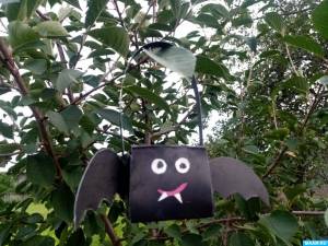 Мастер-класс по изготовлению сумочки для сладостей из картона и цветной бумаги «Летучая мышь»