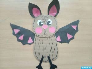 Детский мастер-класс по изготовлению поделки из картона и цветной бумаги «Летучая мышь»