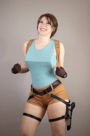 Очаровательная модель показала лучший косплей на Лару Крофт, Интернет можно закрывать