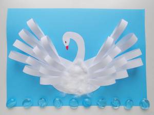 Белый лебедь из бумажных полосок и ваты