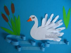 Аппликация лебедь из ладошек
