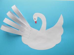 Белый лебедь из бумажных полосок и ваты