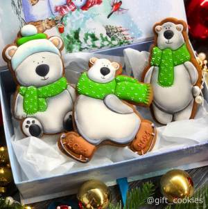 Белый мишка с подарком