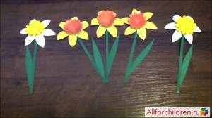 Нарциссы из бумаги и картона