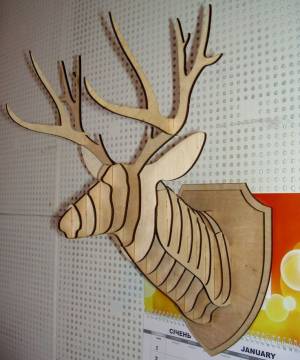 Готовая поделка, закрепленная на стене