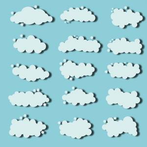 Мультфильм белые облака разной формы на синем фоне