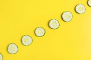 Огурец правильной формы круги зеленого огурца на желтом фоне