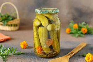 Засолка огурцов с бархатцами