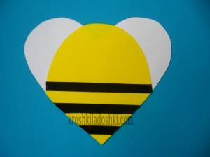 Аппликация пчелка из цветной бумаги сердечками