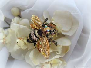 Брошь Пчела золотая Bee жук насекомое Ручная вышивка в интернет-магазине Ярмарка Мастеров по цене 7500 ₽