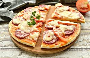 Быстрая пицца на сковороде на готовой основе