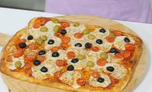 Пицца с оливками и зеленью