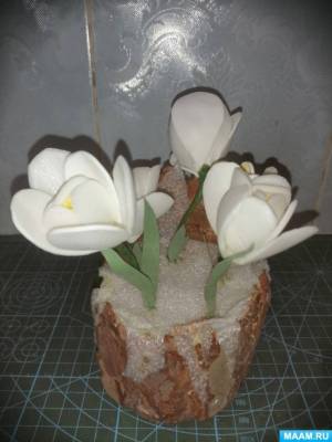 Мастер-класс по созданию поделки из фоамирана «Подснежники на пеньке» для оформления тематического уголка