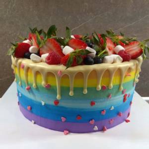 Торт с кремовым радужным покрытием и ягодами