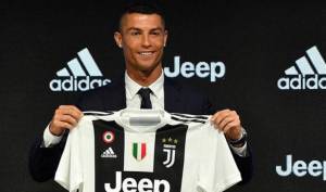 А формы Ювентуса нет? Роналду подсунули для автографа футболку Реала